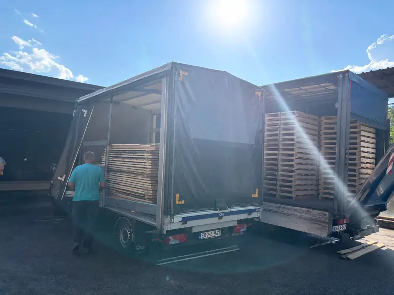Utovar paleta u kamion s ceradom