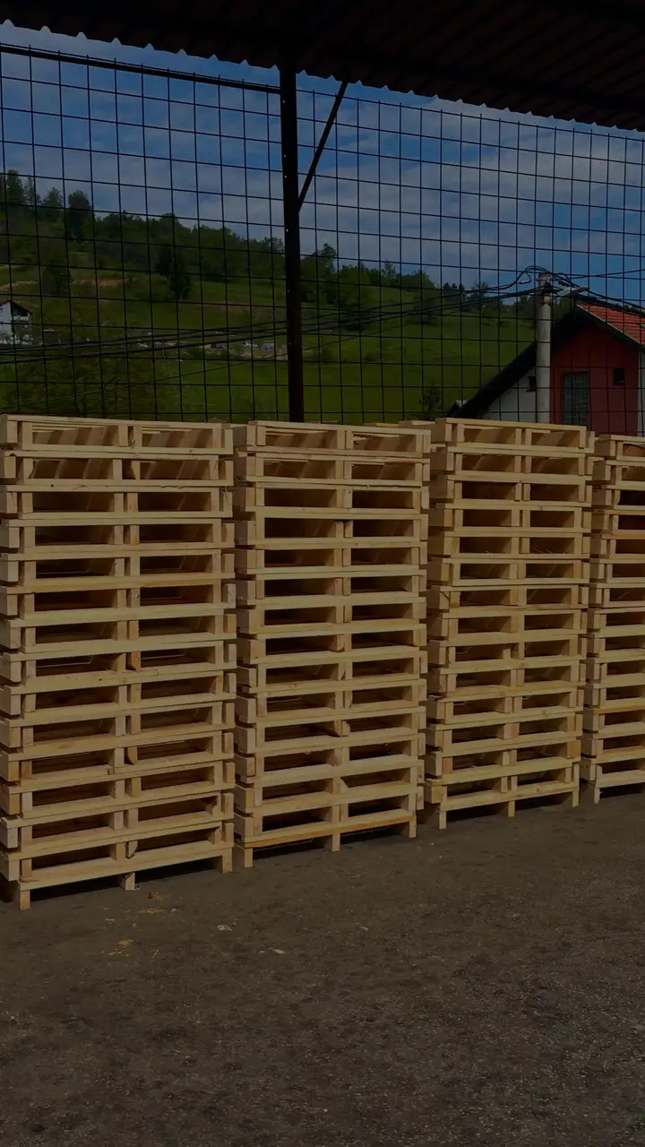 Složaji novih paleta u dvorištu pogona u Trenici