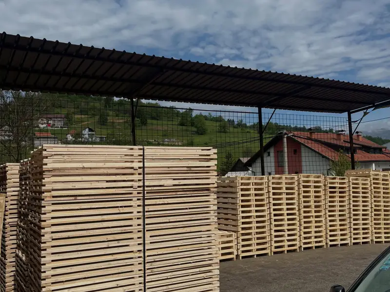 Složaj paleta za ogrjevno drvo u dvorištu